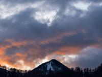 Über dem Riesenberg leuchtet eine glühende Wolkengruppe